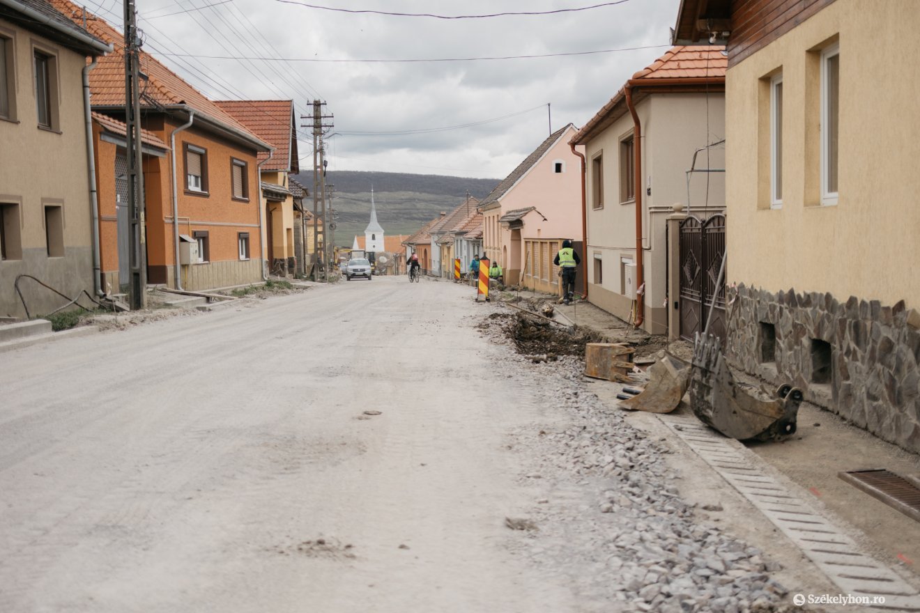 Már tavasszal leterítik az alapréteg aszfaltot a községi út egy részén