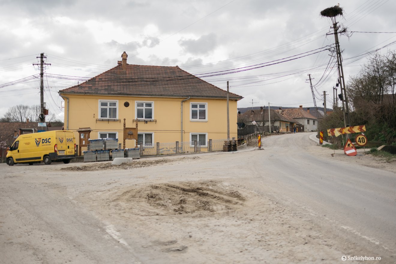 Augusztusig megújul a templom előtti tér