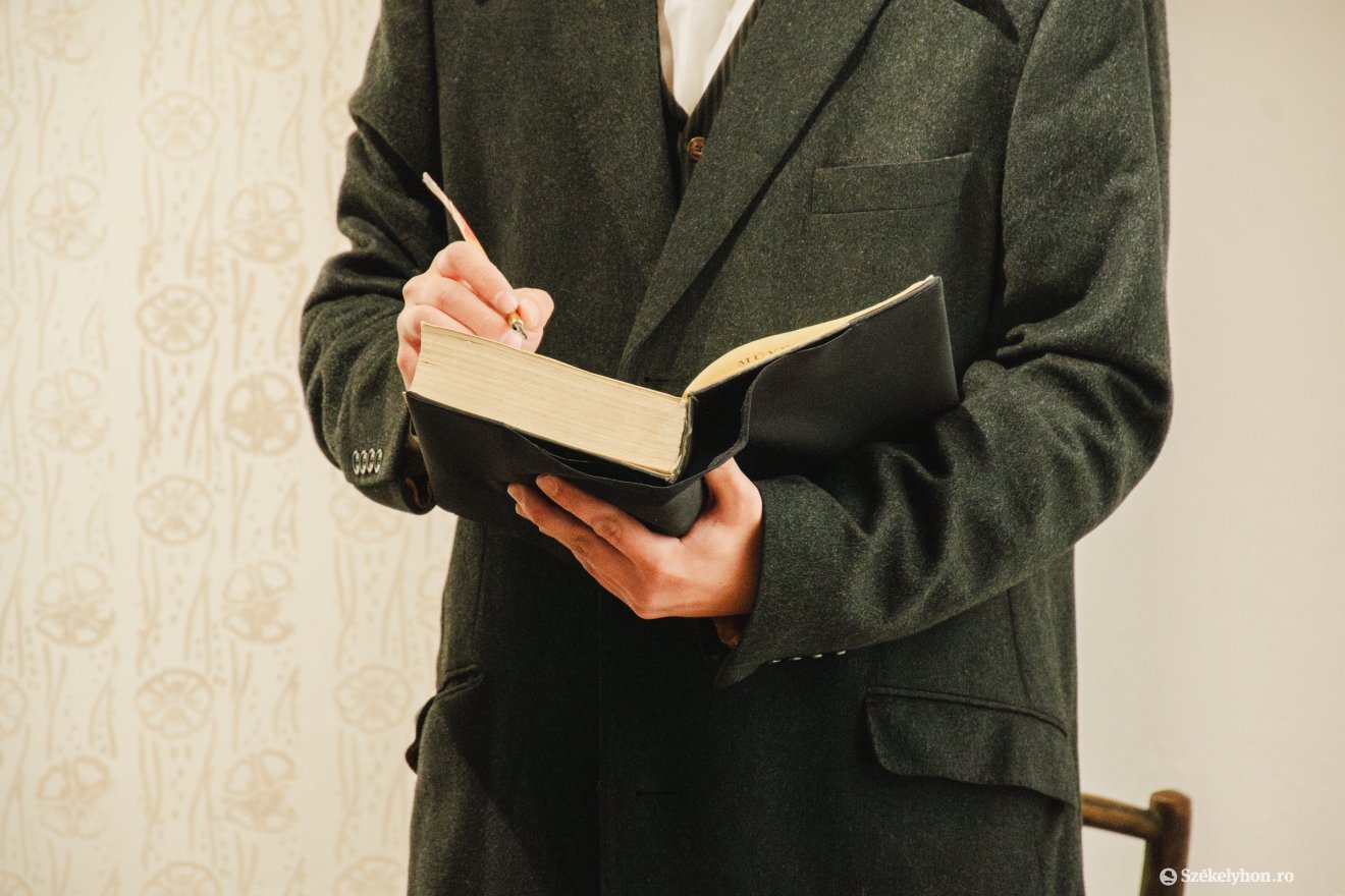 Feltárulnak naplókban őrzött titkok, ezáltal részleteket ismerhet meg a látogató az alkotók életéből &bullet;  Fotó: László Ildikó