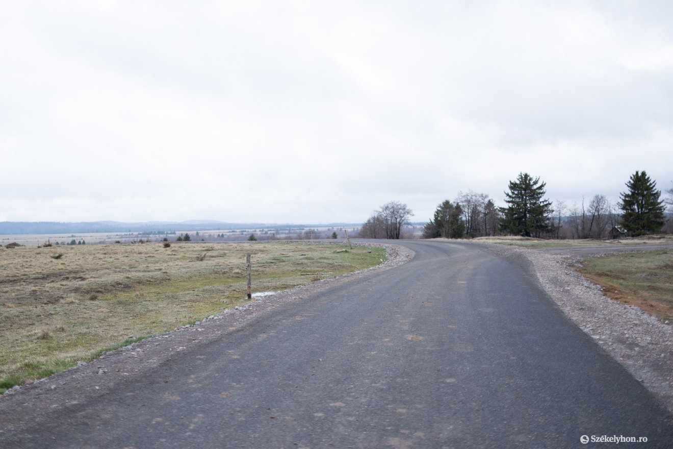 2,1 kilométern aszfaltozták le az utat Tizenhétfalusi irányába