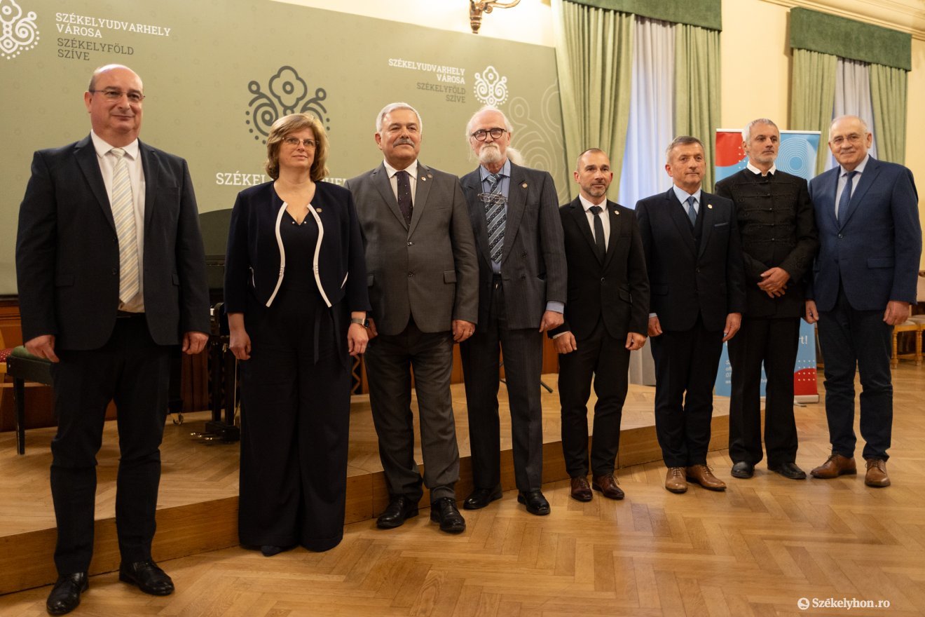 Összeálltak egy közös képre az idei díjazottak