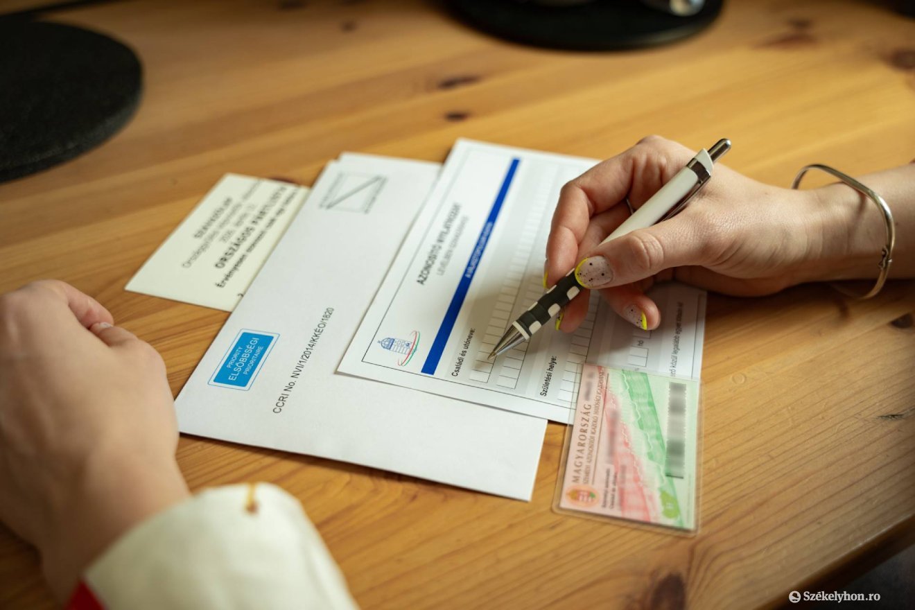 Ha valaki hibázik, az azonosító lap és a borítékok cserélhetők, a szavazólap azonban nem • Fotó: László Ildikó