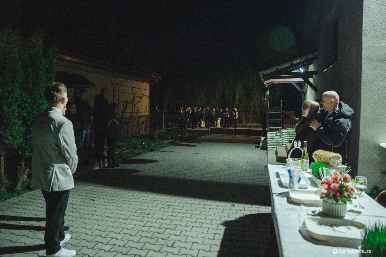 Először a beköszöntők kértek engedélyt a locsolásra a gazdától