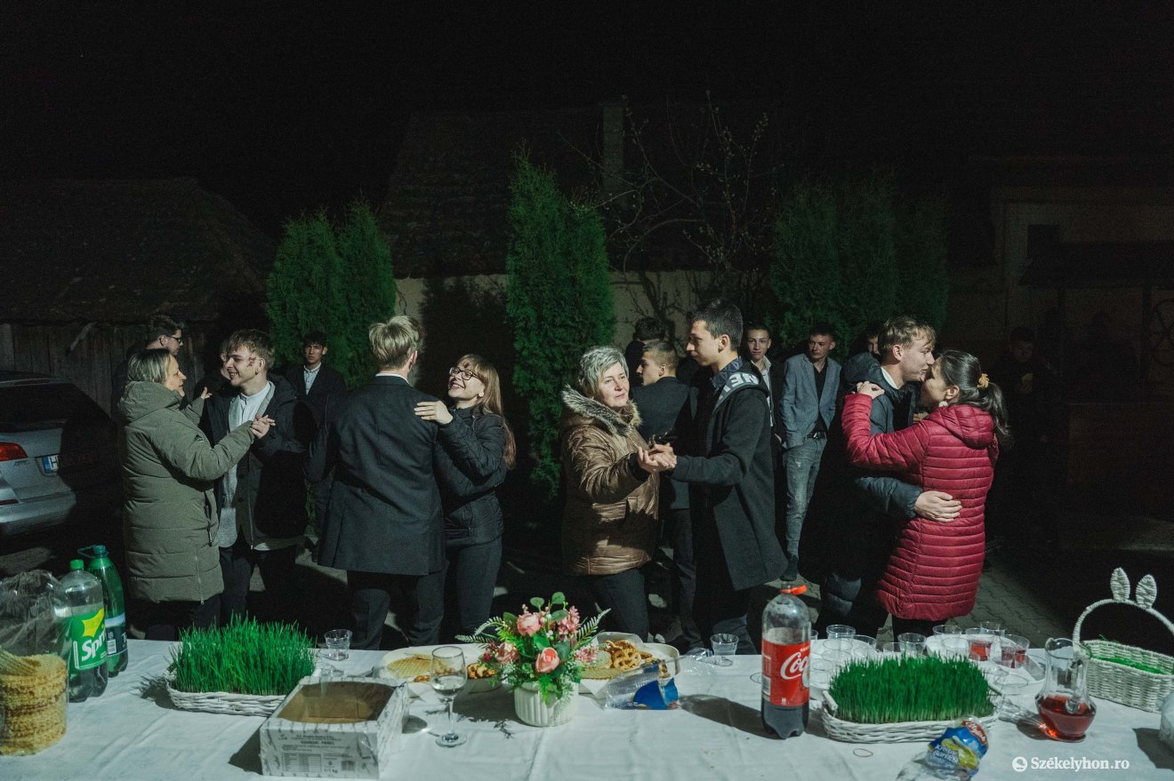 Minden nőt megtáncoltattak a lányos házaknál