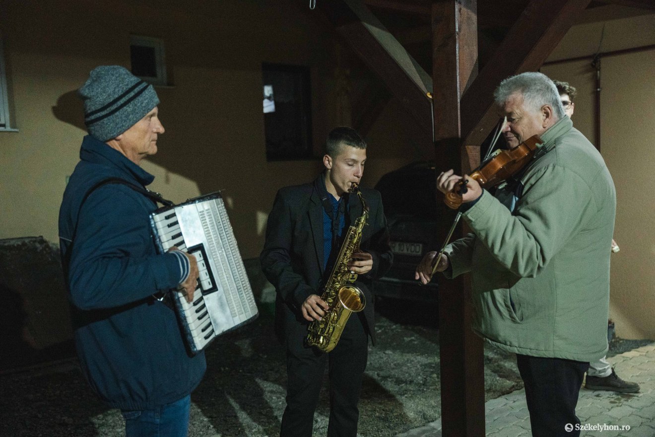 A szaxofon is előkerült, amikor egyik beköszöntő házához értünk &bullet;  Fotó: László Ildikó