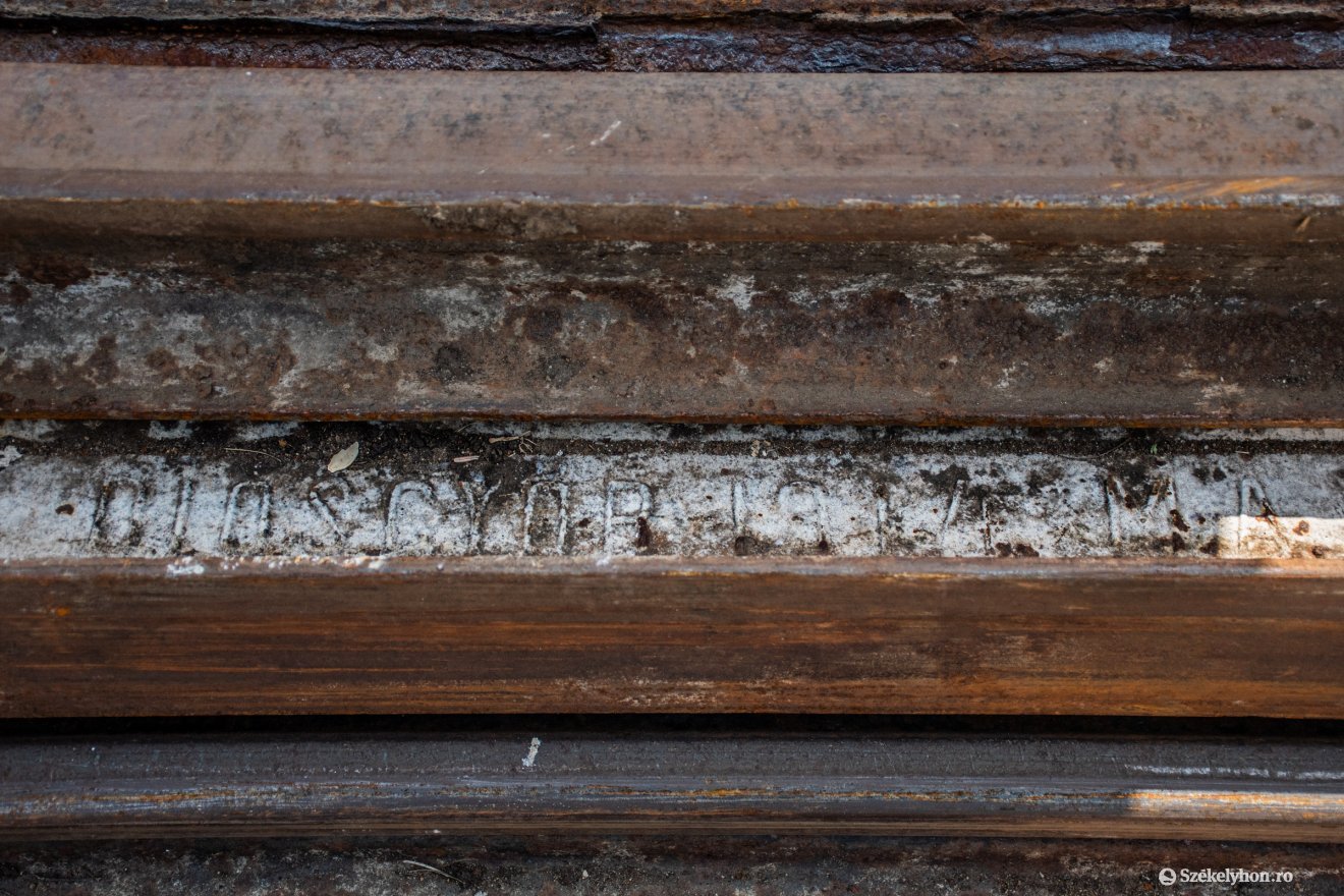 Kollégánk jelezte a felszedett vasúti sínen olvasható Diósgyőr 1914 MA feliratot &bullet;  Fotó: László Ildikó