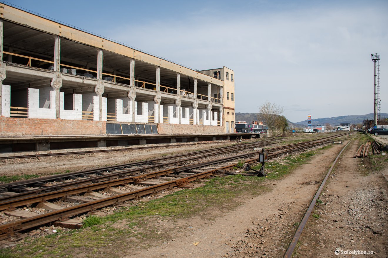 Több sínpár húzódik a vonatállomás közelében, ám csak egyen halad vonat naponta néhányszor &bullet;  Fotó: László Ildikó