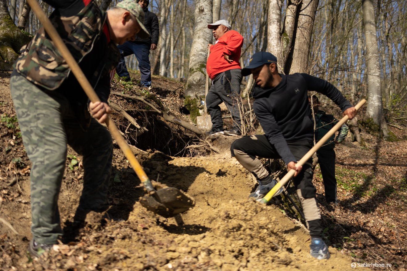 Bár a terepviszonyok nem voltak kedvezők, hamar sikerült betömni az üreget &bullet;  Fotó: Olti Angyalka