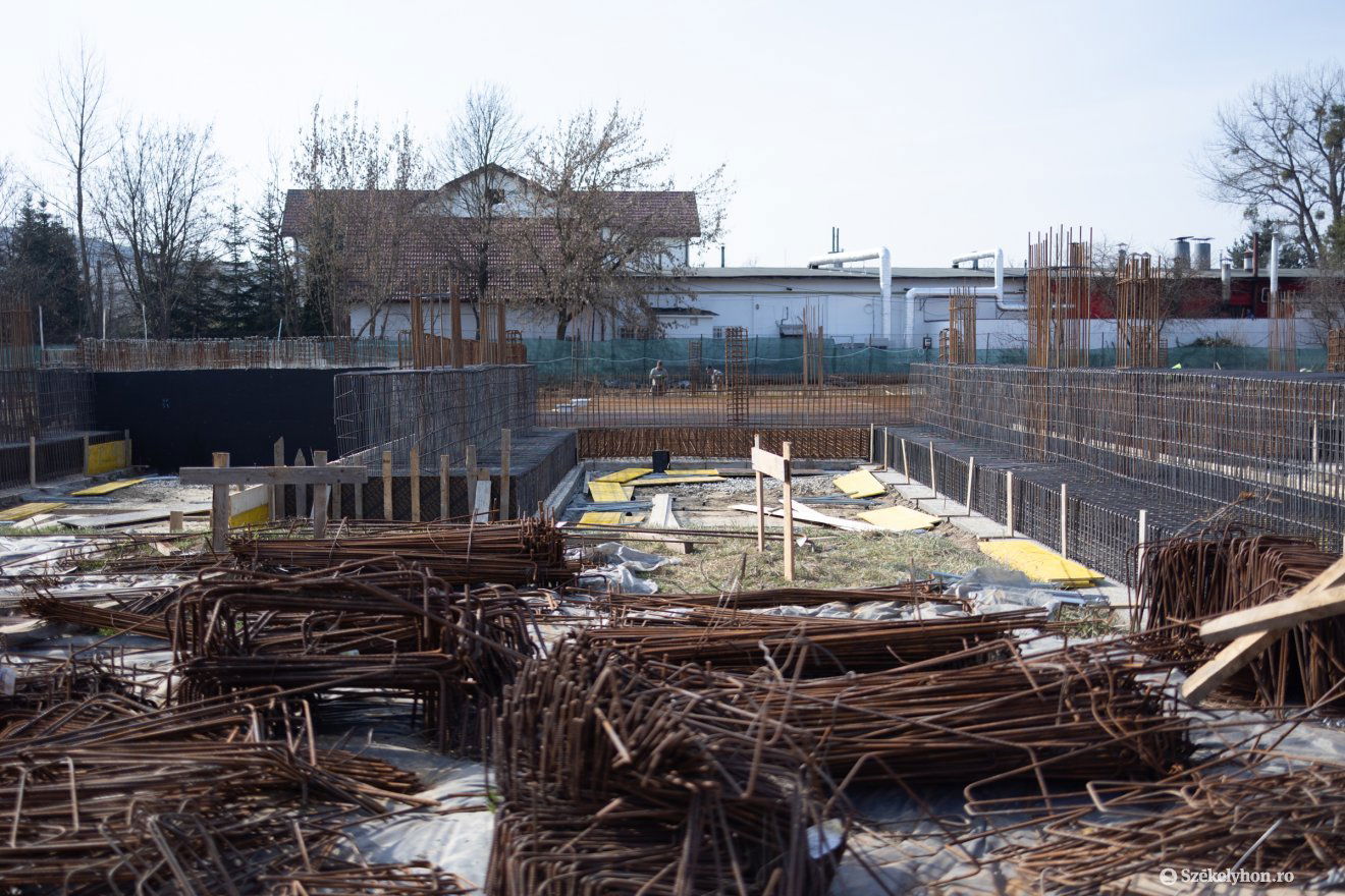 Így állnak a munkálatokkal Székelykeresztúron. Folyamatban van a medence kialakítása