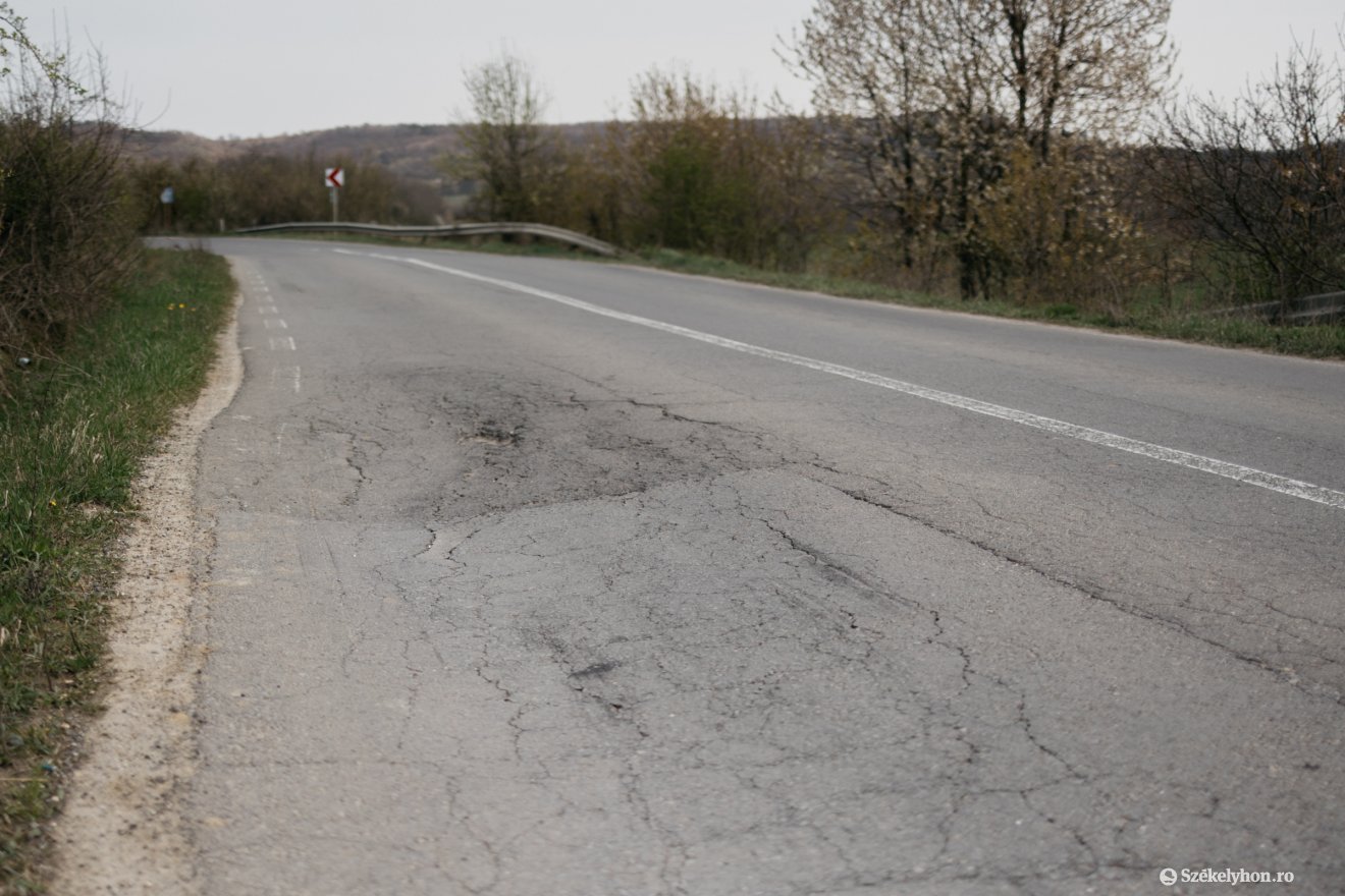 Számos helyen megsüllyedt az út a Kénosi-tető környékén