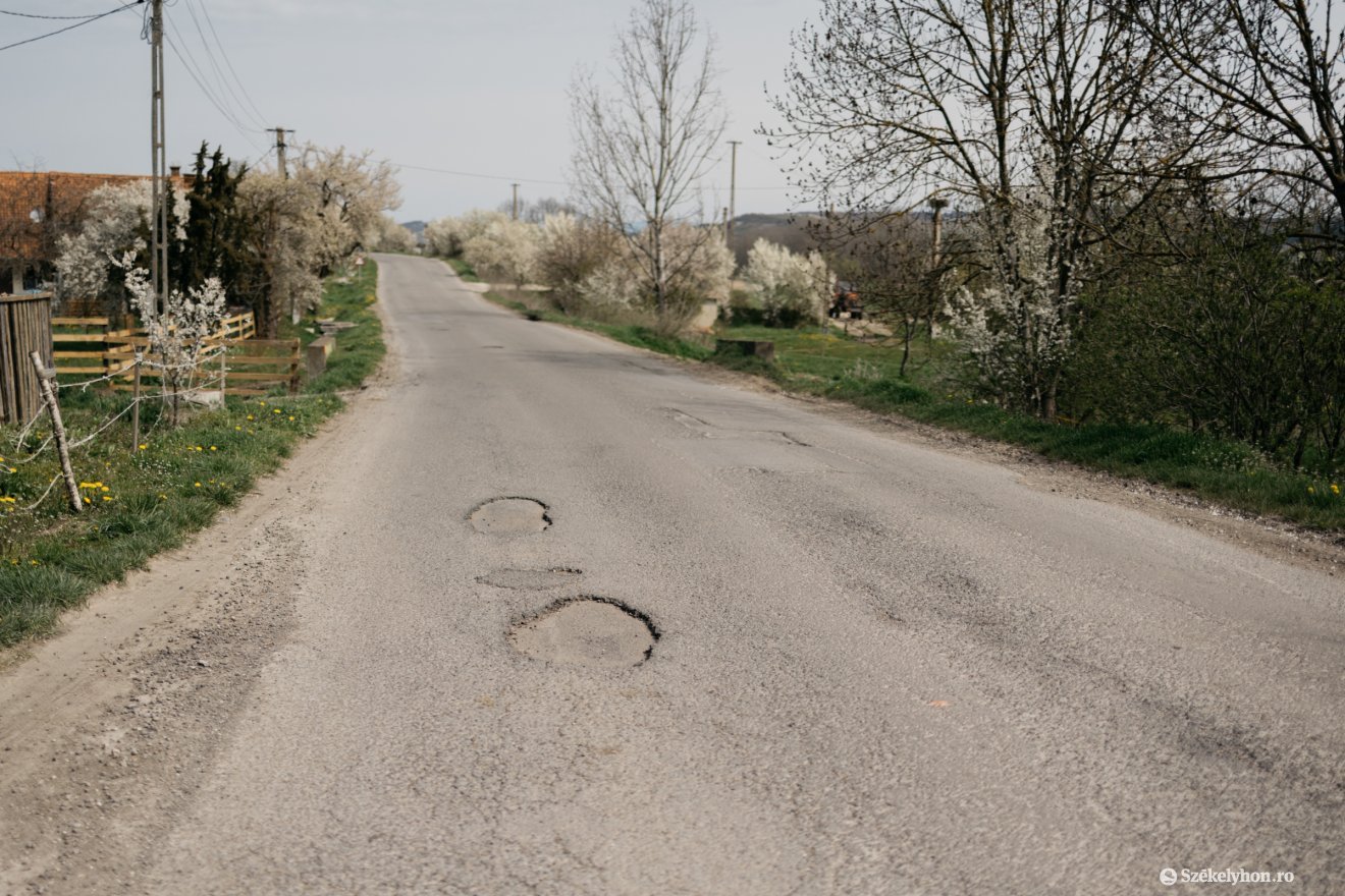 Hatalmas gödrök tátonganak az útszakaszon több helyen is, de egyelőre nem jut pénz nagyobb beavatkozásra &bullet;  Fotó: Olti Angyalka