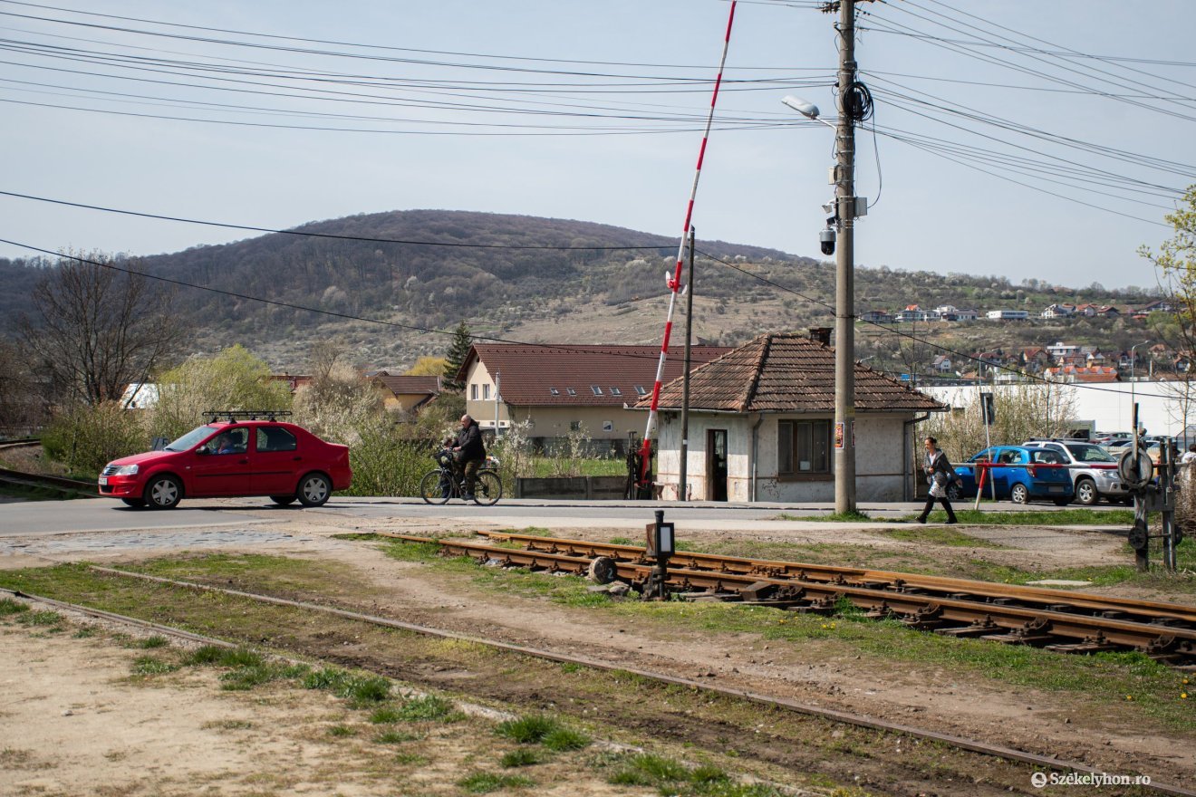 Jelenleg csak lassan lehet autóval átkelni a kigödrösödött részen &bullet;  Fotó: László Ildikó