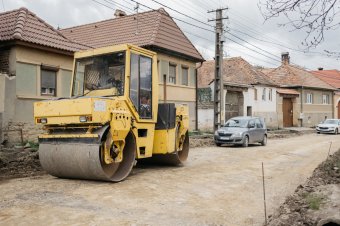 Útfelújítás Agyagfalván: forgalomkorlátozások mellett dolgoznak, a folytatás pénzfüggő