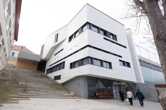 Ami még szokatlan mifelénk: iskolaépület korszerű, otthonos terekkel