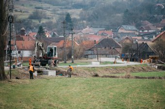 Útfelújítás zajlik Parajd községben, ezért zárták le az utat Alsó- és Felsősófalva között