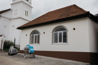 Egy hónap haladékot kaptak, nyár végéig elkészülhet a székelymagyarosi kultúrotthon