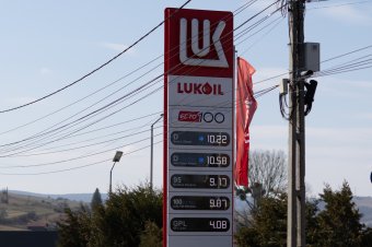 Üzemanyagárak: az adóterhek csökkentését javasolja a vállalkozások szövetségének elnöke