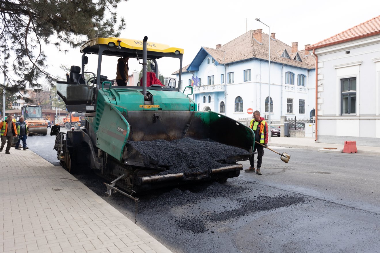 A végéhez közelednek: aszfaltozás zajlik a Bethlen Gábor utcában