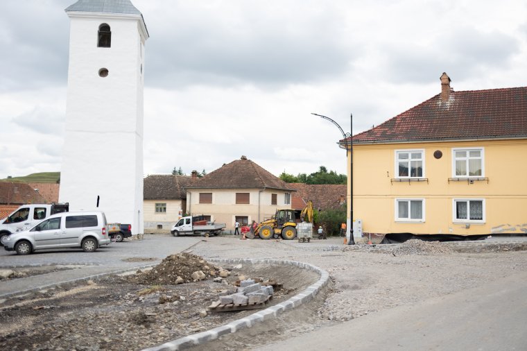 Térkövezik a református templom előtti teret Agyagfalván