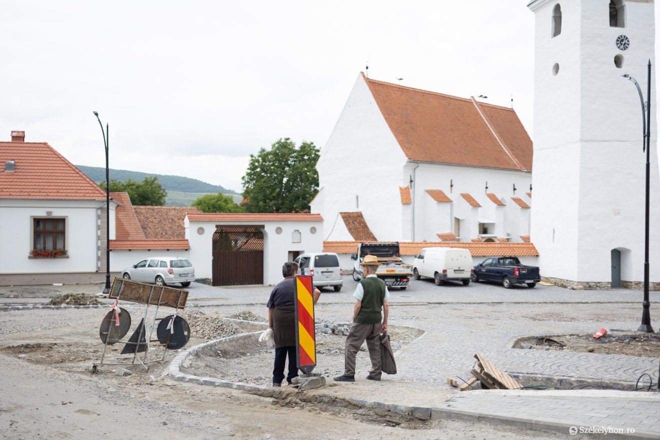 A restaurált templom avatójára készülnek, így fontos, hogy szép legyen a tér
