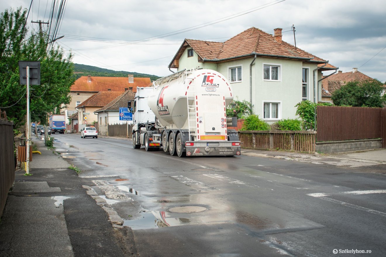 Igyekeznek vízszintesen tartani a járható felületet