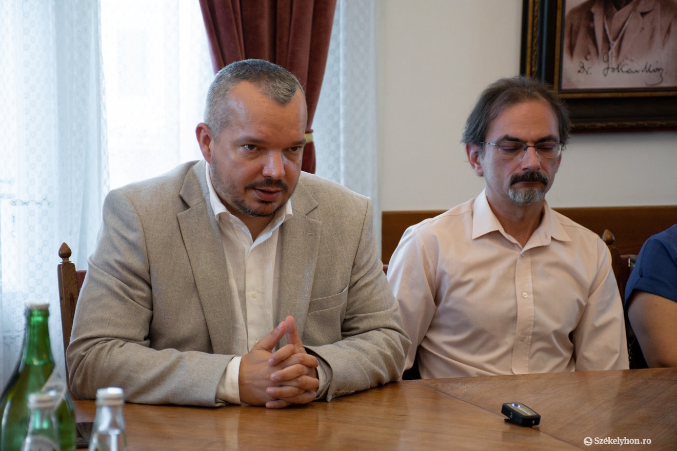 Szakács-Paál István polgármester és Simon Károly, az oktatási bizottság elnöke &bullet;  Fotó: László Ildikó