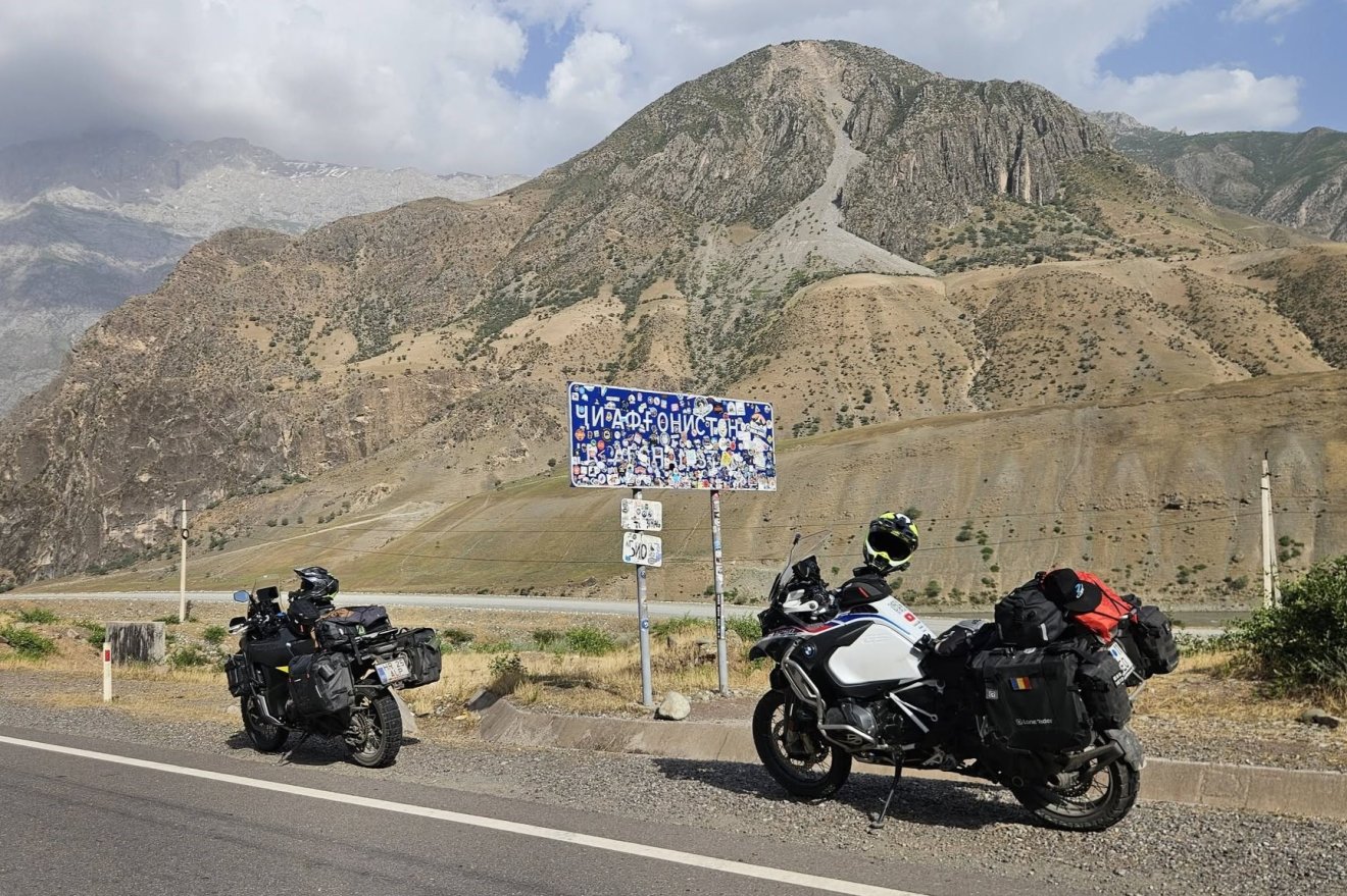 A tádzsik–afgán határ mellett, a Panj folyó mentén haladtak a motorosok • Fotó: Mihály Alpár