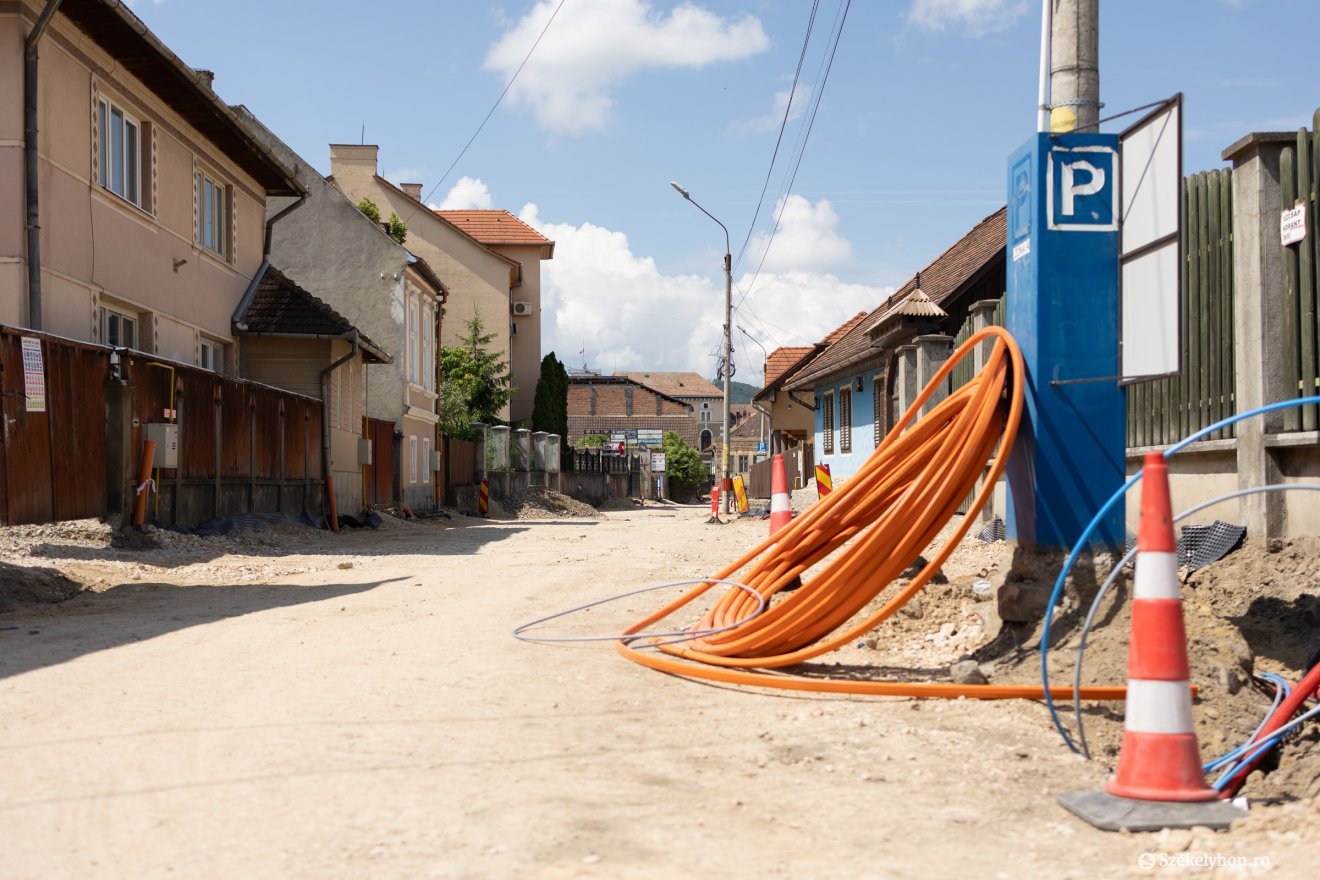 Párhuzamosan dolgozik a kivitelező és a vízszolgálató a felásott utcákban