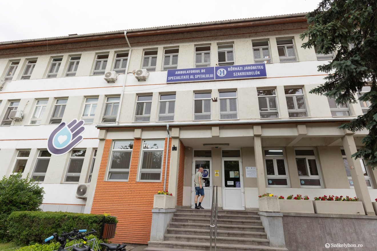 A kézhigiéné és a fertőzésmegelőzés fontosságára hívták fel a figyelmet a székelyudvarhelyi kórházban májusban, ezt jelöli az épületre kihelyezett embléma is • Fotó: Olti Angyalka