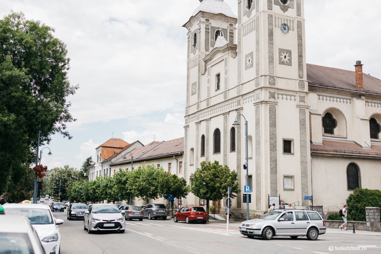 A színpad építése már csütörtökön megkezdődik a Ferences templom mellett &bullet;  Fotó: Olti Angyalka