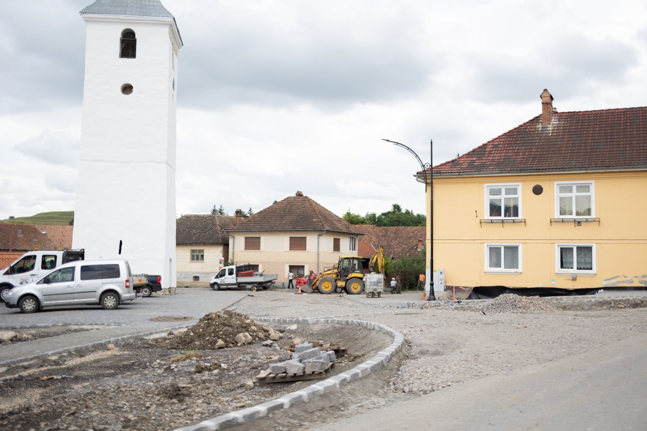 Térkövezik a református templom előtti teret Agyagfalván