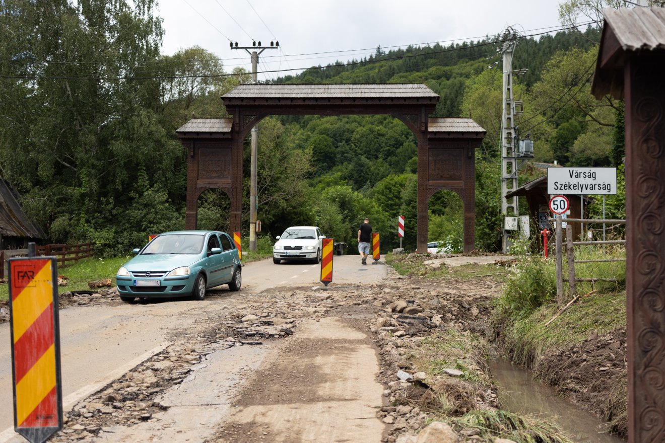 Kidőlt fák és feltört aszfalt után zajlik a kárelhárítás