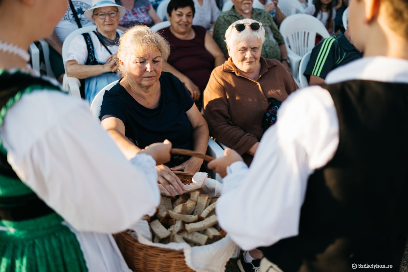 A jelenlévőkkel is megosztották a megszentelt kenyeret
