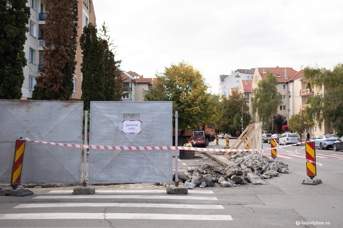 Lezárták a parkolókat a munkálatok idejére &bullet;  Fotó: Olti Angyalka