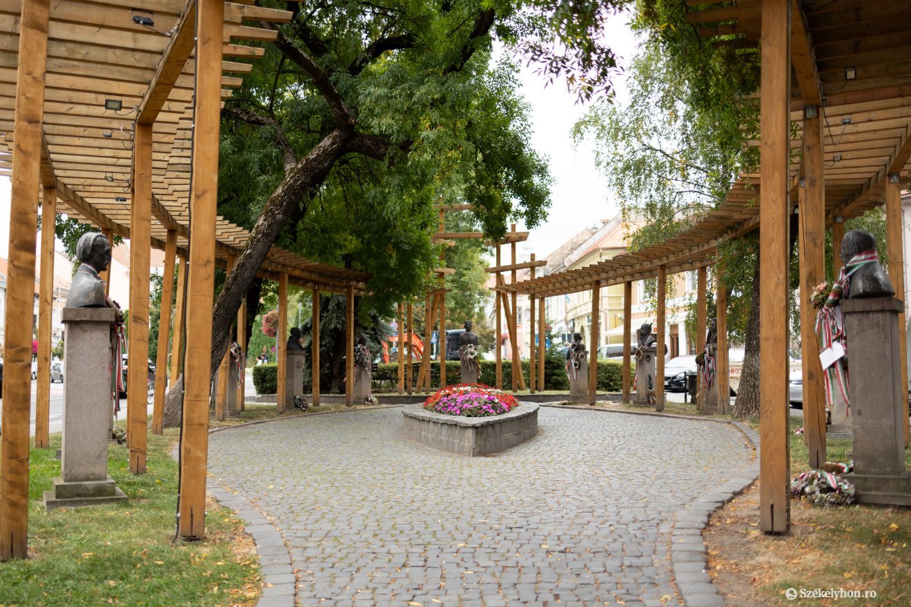 A szobor az Emlékezés parkjában kapott helyet 2004-ben