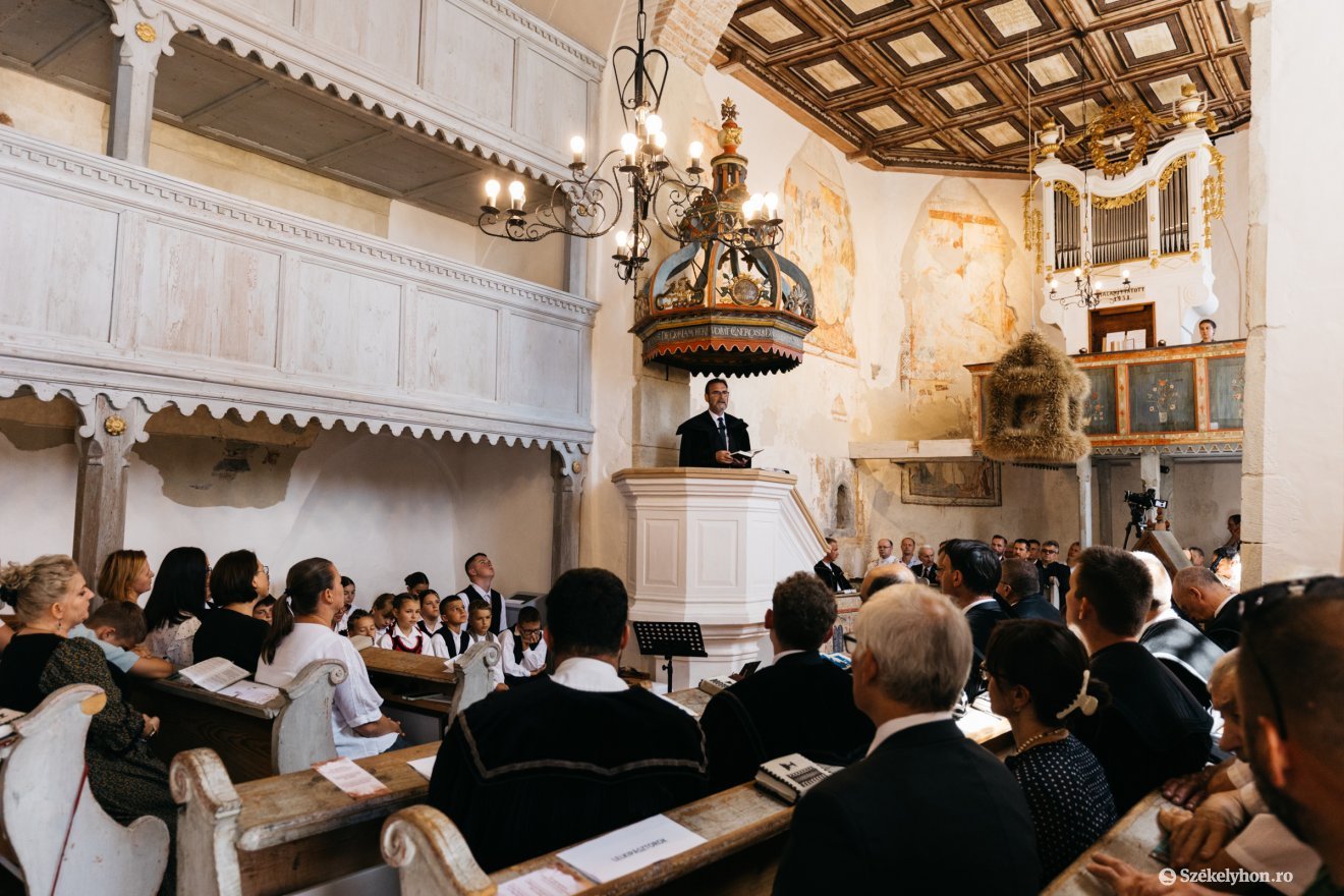 Hat év után avathatták a felújított templomot