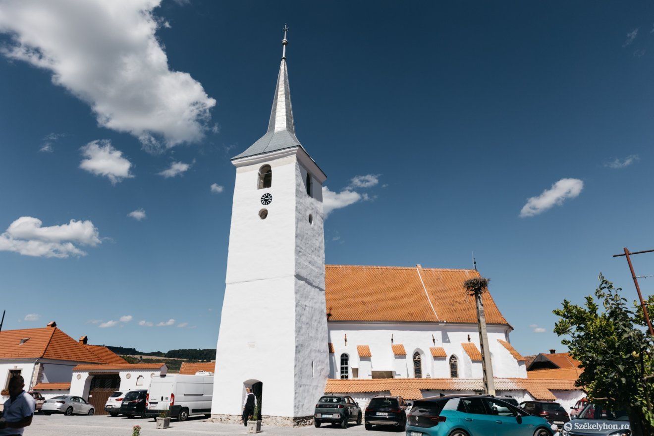 Hat év után avathatták a felújított templomot &bullet;  Fotó: Olti Angyalka