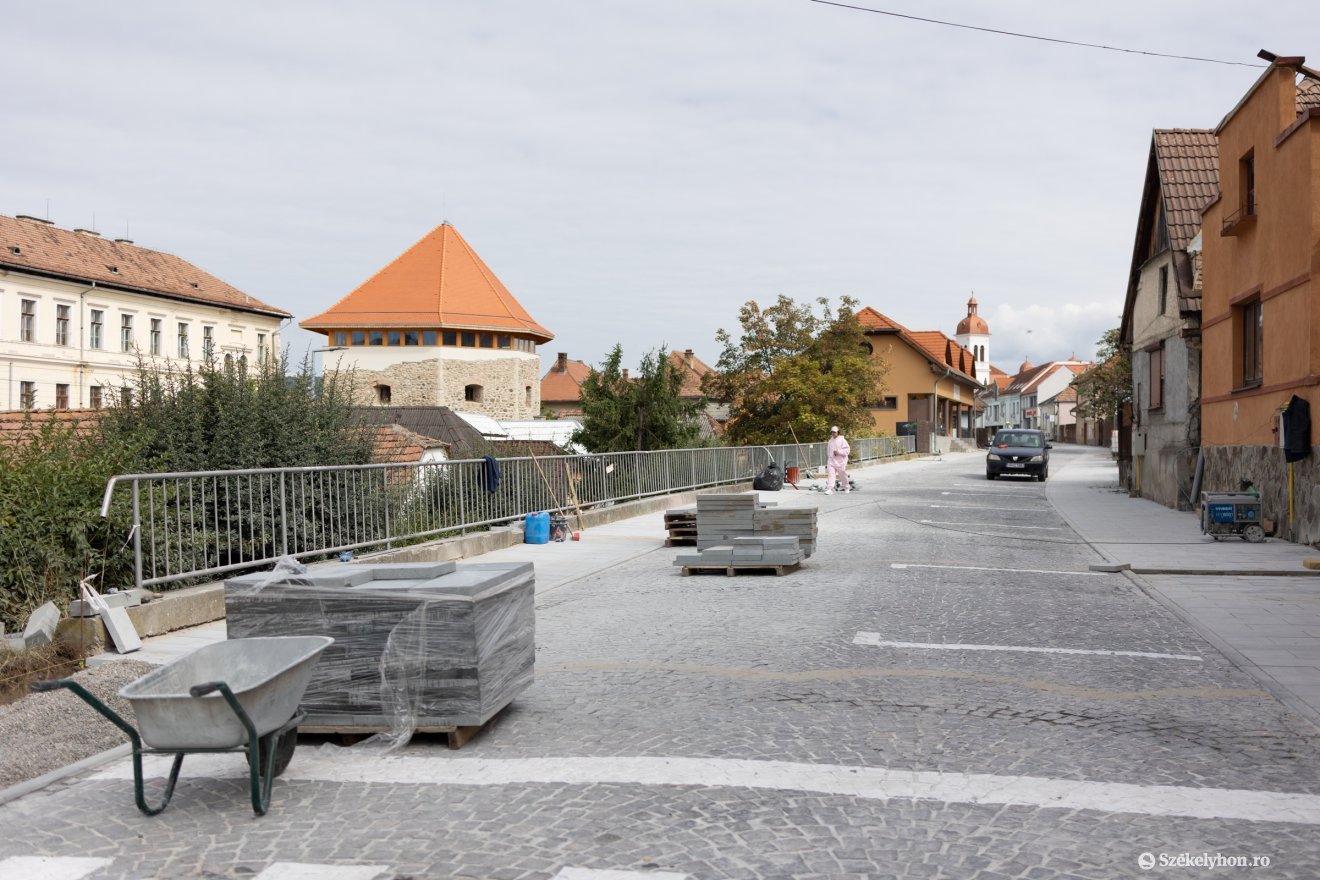 Ha a rendőrség jóváhagyja, akkor ideiglenesen megváltozik a forgalom iránya az Eötvös József utcában