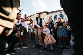Amikor Székelyudvarhely a hagyományőrzés helyszínévé válik – fotókon az Erdélyi Táncháztalálkozó felvonulása
