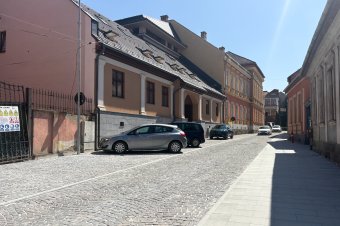 Csökkentett forgalmú utcaként kapták vissza az autósok, parkolni sem lehet itt huzamosabb ideig