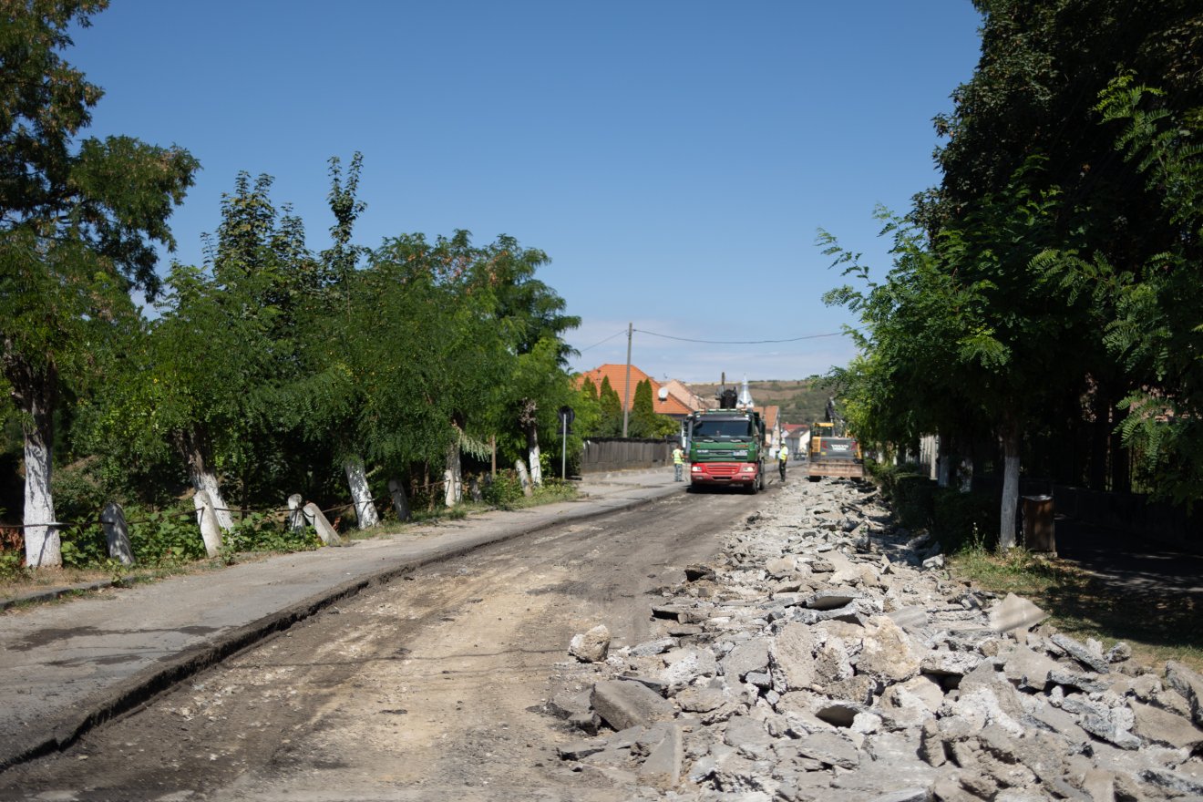 Hat utca újul meg Székelykeresztúron, az egyikben már dolgozik a kivitelező