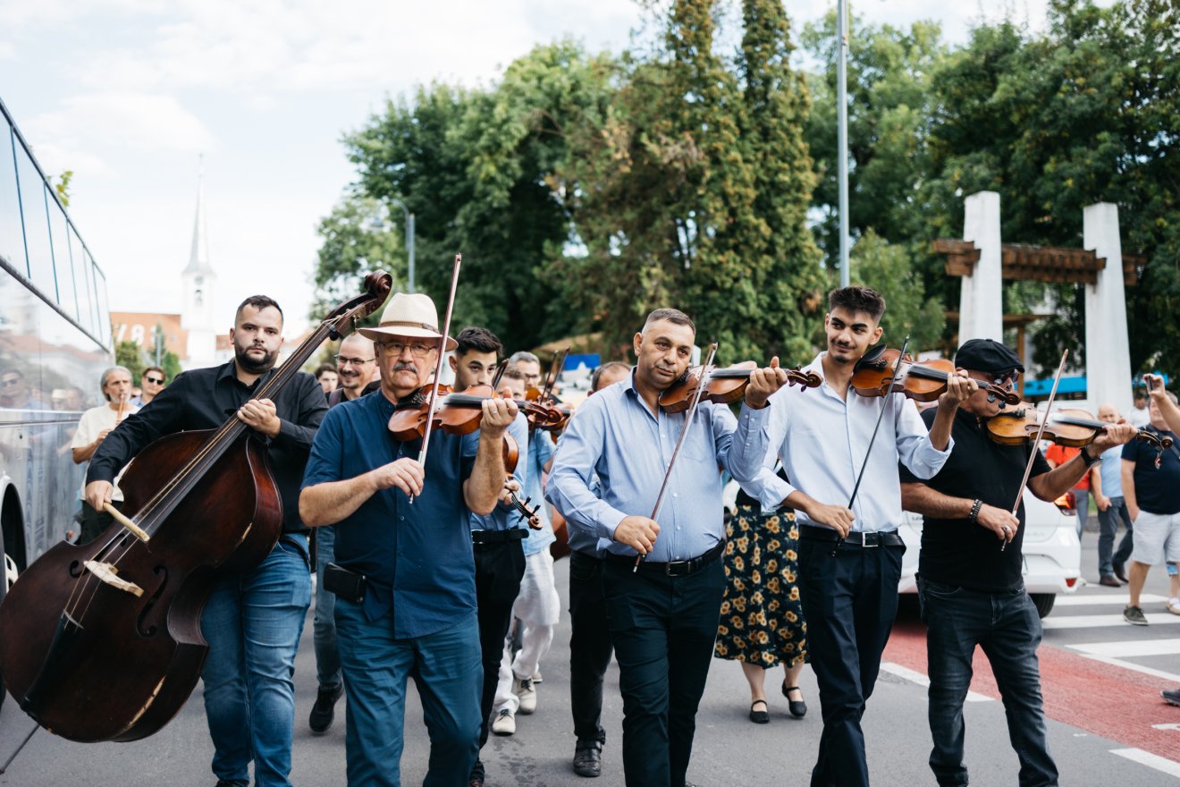 Amikor Székelyudvarhely a hagyományőrzés helyszínévé válik – fotókon az Erdélyi Táncháztalálkozó felvonulása