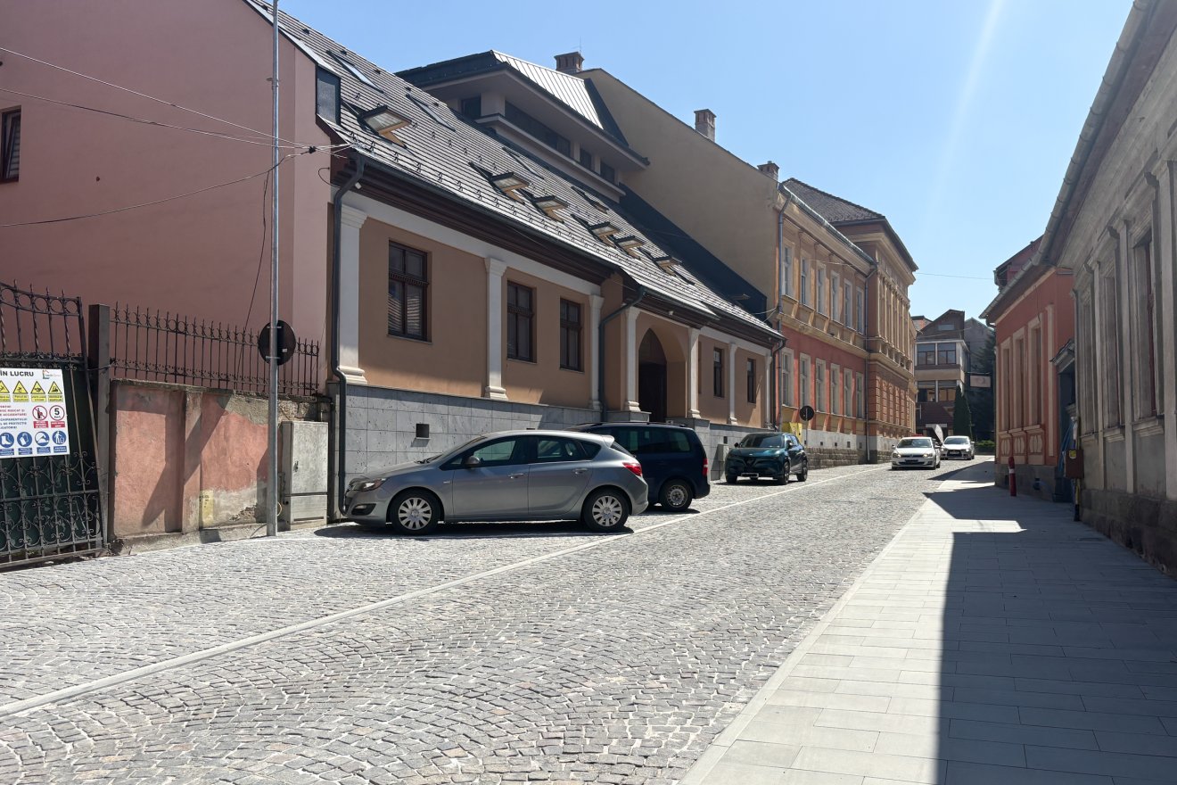 Csökkentett forgalmú utcaként kapták vissza az autósok, parkolni sem lehet itt huzamosabb ideig