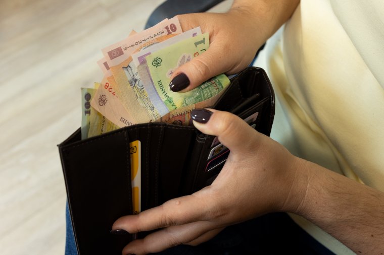 Kormányprogram: a nyugdíjak 2027-ben nőnek; az új közalkalmazotti bértörvényt jövő évben dolgozzák ki
