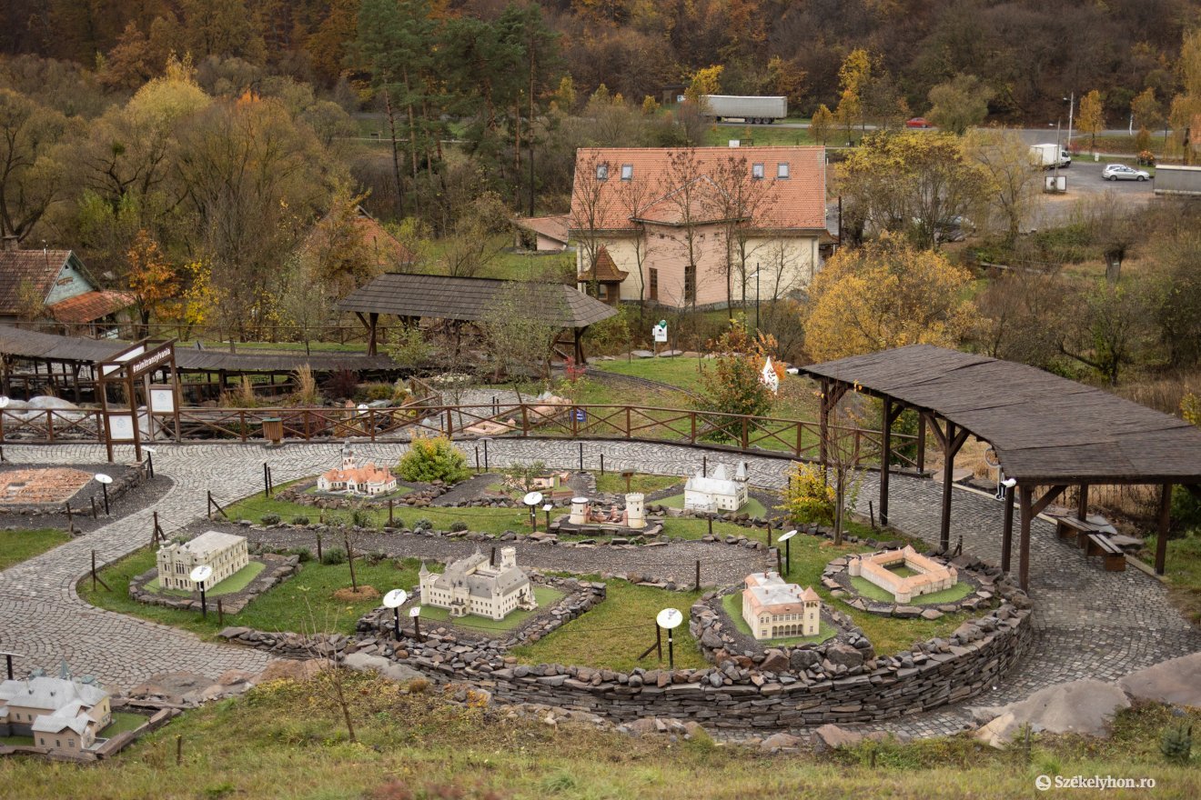 Ősszel jellemzően kevesebb turista érkezik a Mini Erdély Parkba • Fotó: Olti Angyalka