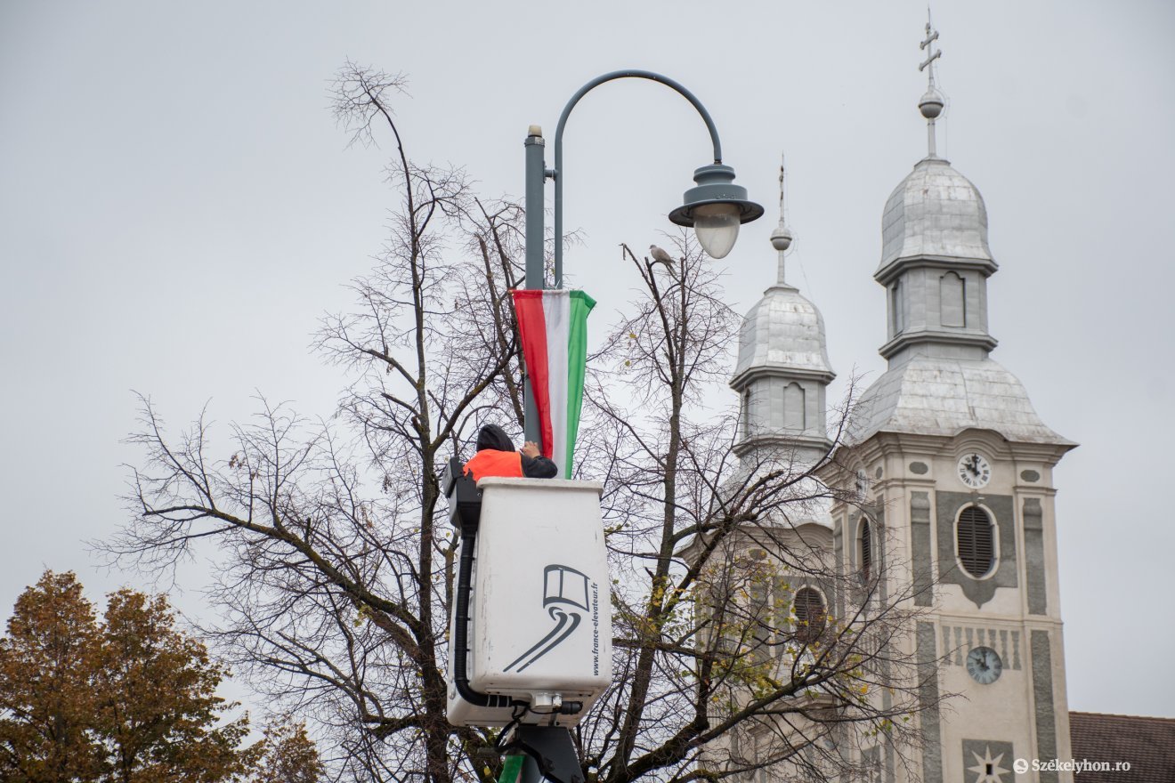 Elkezdődött Székelyudvarhely feldíszítése