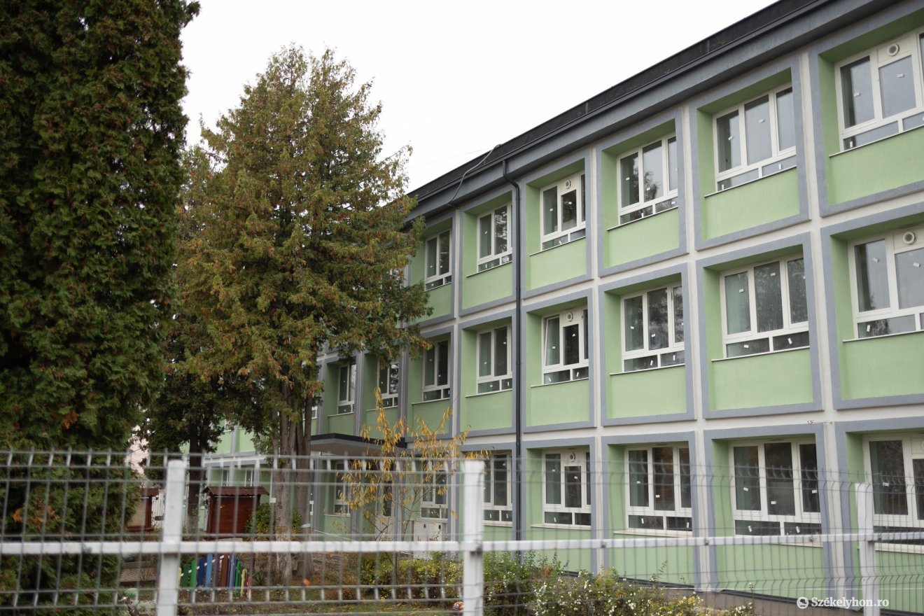 Két megoldási javaslat készül a tetőszerkezet rendbe tételére