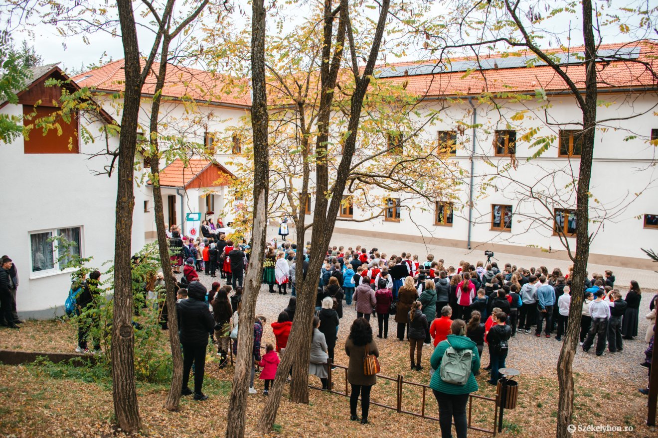 Nem csak a falak újultak meg az iskolában, de modern felszereléseket is vásároltak