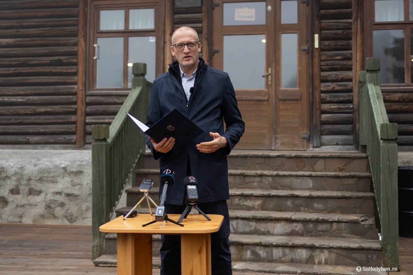 Nem szülőként tekintenek a határon túl élő magyar közösségre, hanem testvérként, mondta erdélyi látogatásán Tarr Zoltán