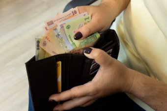 Kormányprogram: a nyugdíjak 2027-ben nőnek; az új közalkalmazotti bértörvényt jövő évben dolgozzák ki